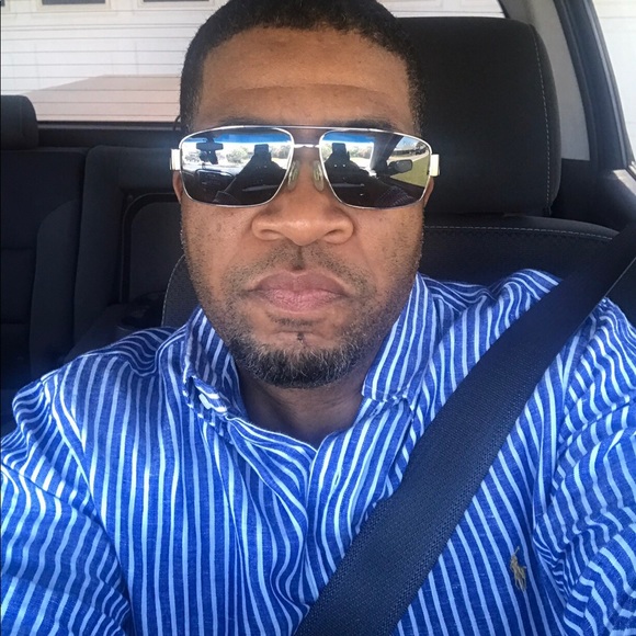 Meet your Posher, Derrick - Picture 3 of 7